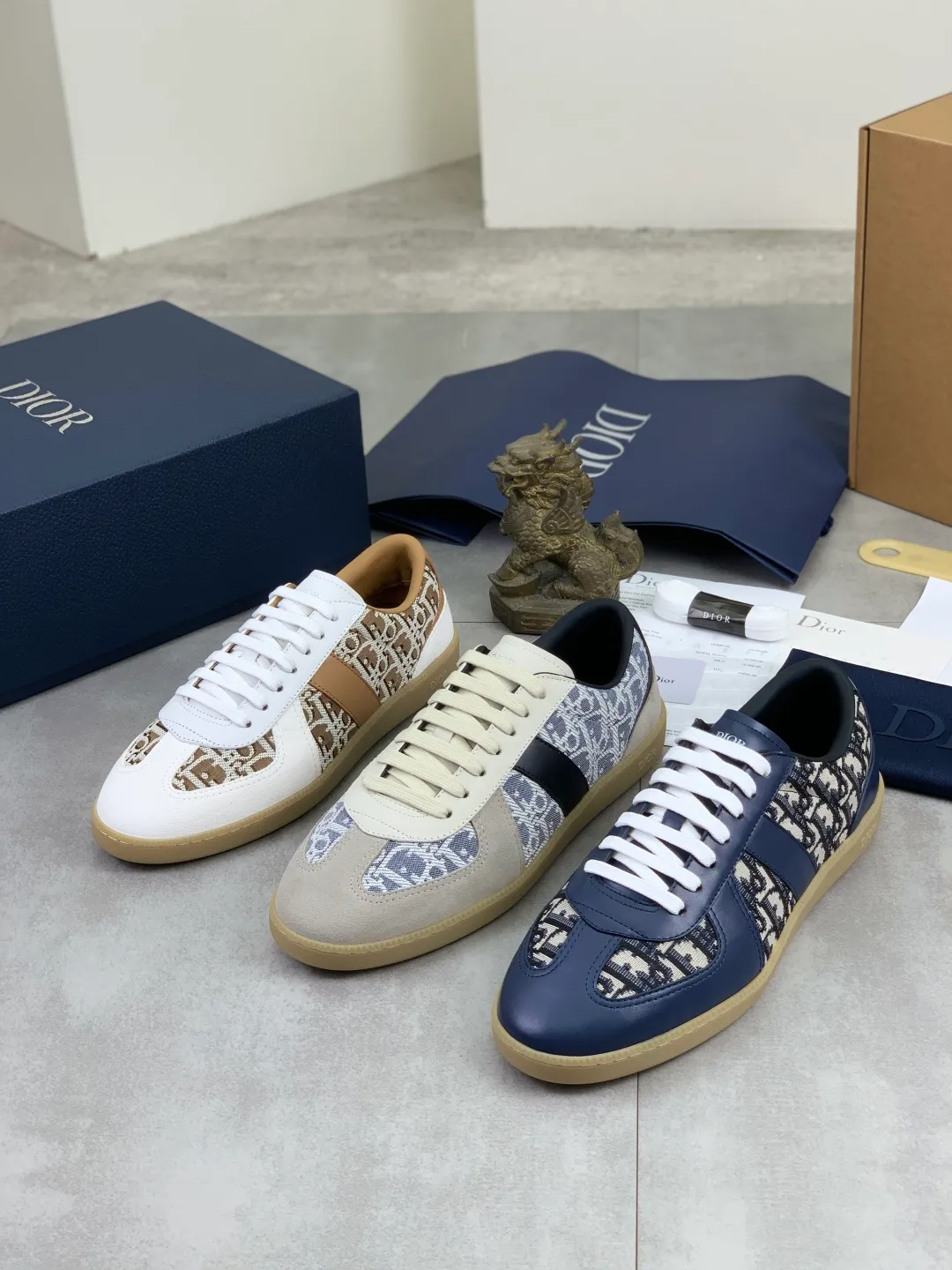 Men's men's shoes 💰P542 New Dior B01 top version of moral training shoes! ! ! White first-layer cowhide, fully oiled upper, original TPU molded outsole. New to the Fall 2025 collection, this sneaker marks the return of Dior’s classic style, reinterpreted in a stylish and elegant silhouette. Crafted from white smooth first-grain cowhide with a tonal silk sheepskin lining, it features the Dior logo on the tongue and inner sides, and a CD icon on the heel. Paired with Tpu anti-slip soles of the same color, it can be matched with various styles to create a sophisticated look.  Code number: 39-45 Complete package with airplane box